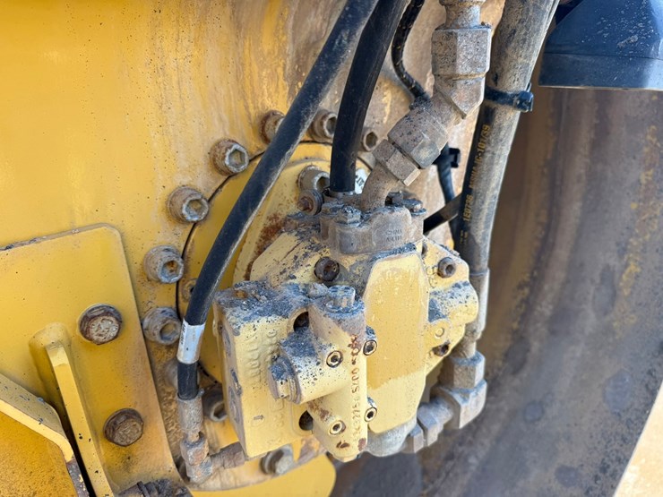 2015-caterpillar-cb66b-image-41