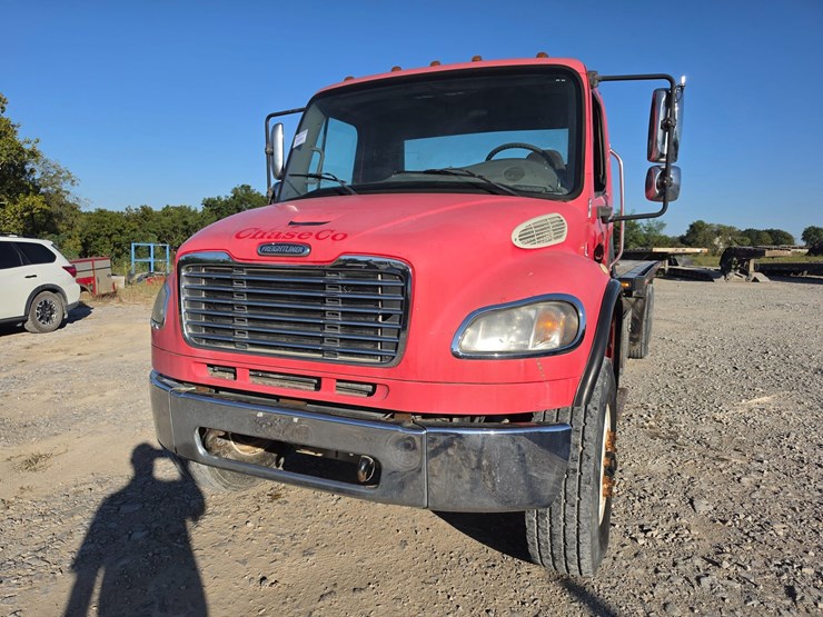 2006-freightliner-m2-106-image-1