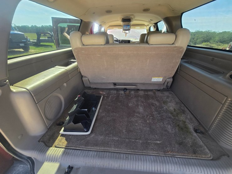 2003-chevrolet-suburban-image-57