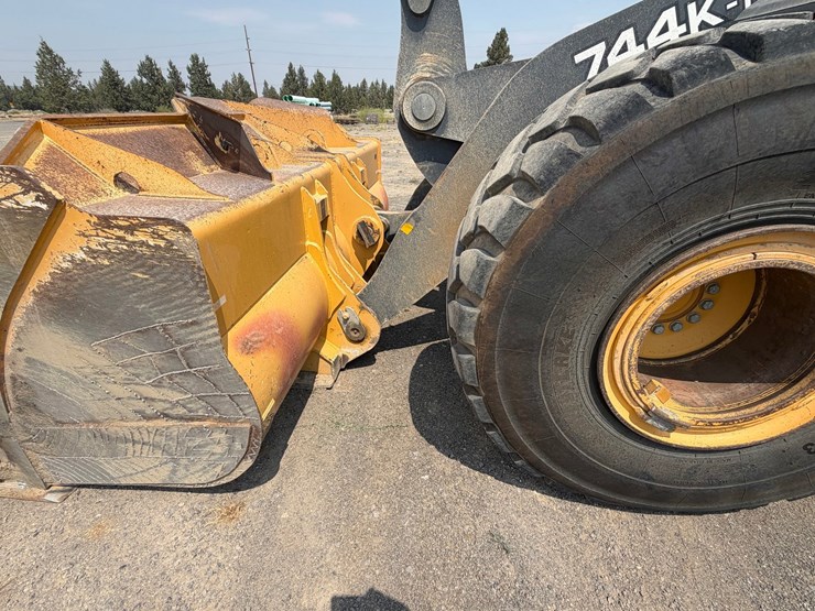 2019-deere-744k-image-10