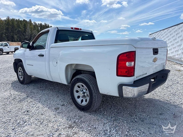 2013-chevrolet-silverado-1500-pickup-truck-image-2