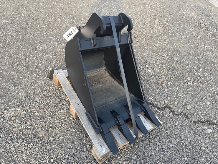 #2000-•-18"-bobcat-x-change-excavator-bucket-image-1