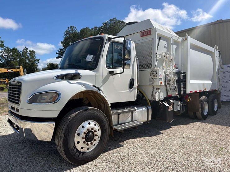 2017-freightliner-m2-106-image-1