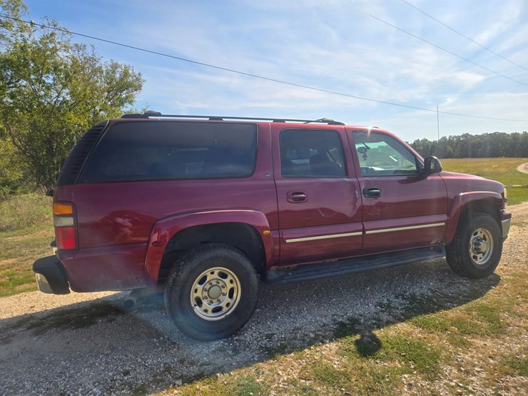 2003-chevrolet-suburban-image-13