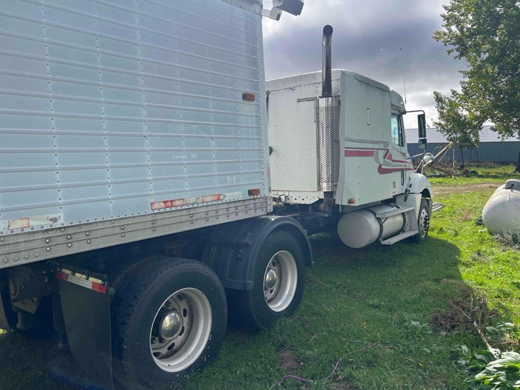 2002-freightliner-columbia-120-image-17