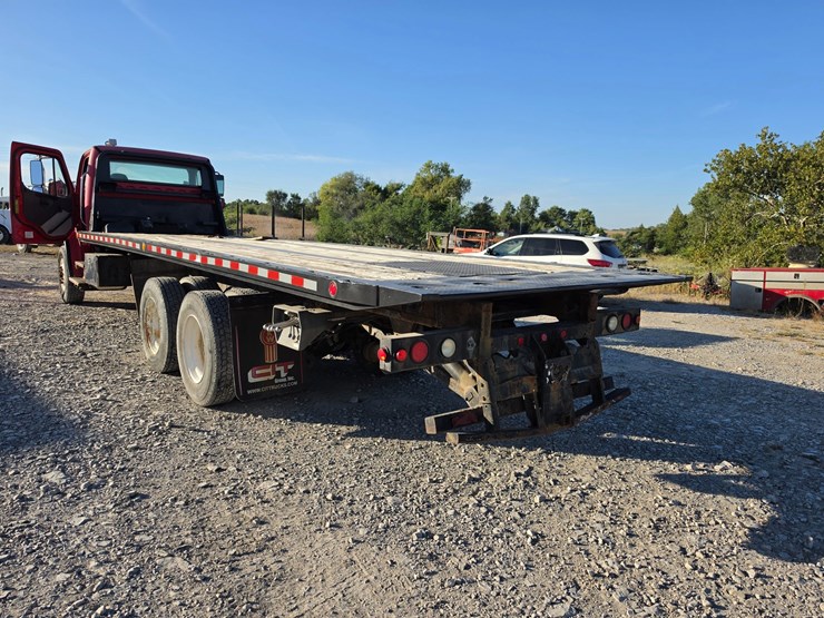 2006-freightliner-m2-106-image-67