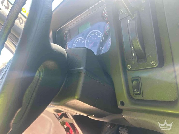 2016-freightliner-m2-106-image-17