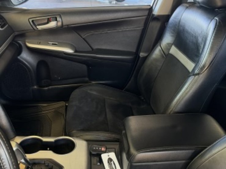 2014-toyota-camry-sdn-image-27