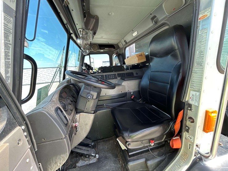 2017-peterbilt-520-image-28