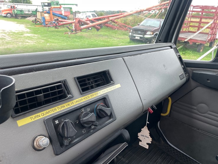 2004-freightliner-fl70-image-32