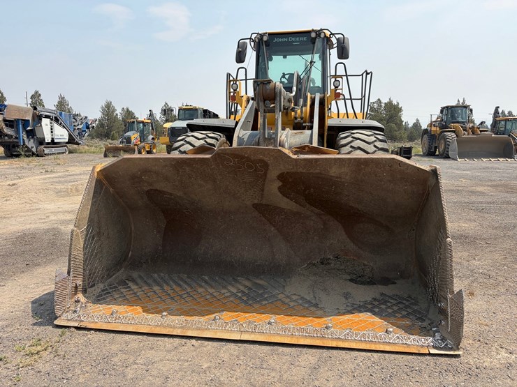 2019-deere-744k-image-2