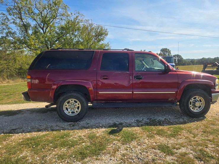 2003-chevrolet-suburban-image-14