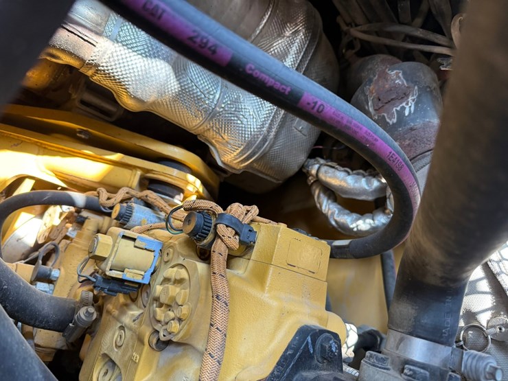 2015-caterpillar-cb66b-image-93