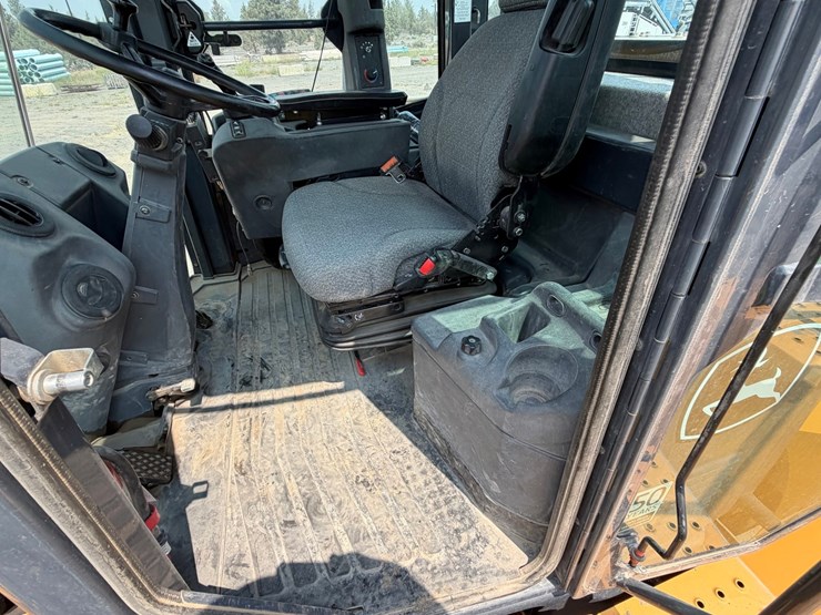 2019-deere-744k-image-70