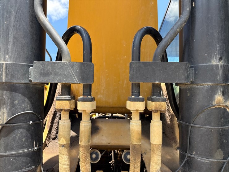 2019-caterpillar-352f-image-26