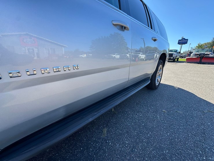 2017-chevrolet-suburban-image-11