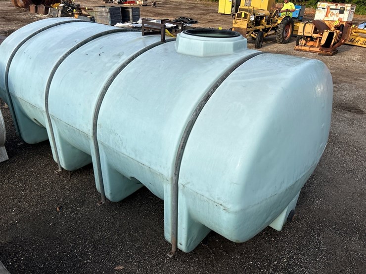 #2772-•-approx-1625-gallon-poly-tank-image-5
