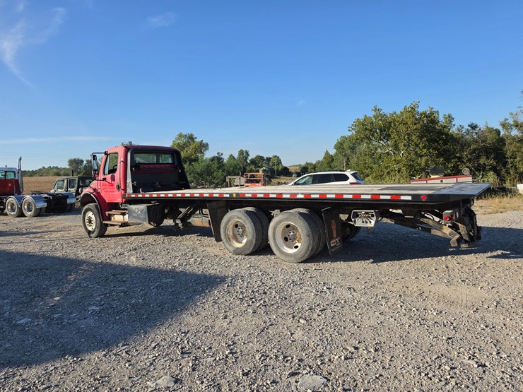 2006-freightliner-m2-106-image-8