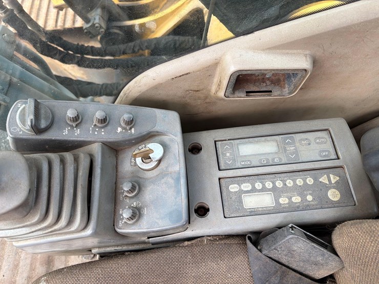 deere-200d-lc-image-29