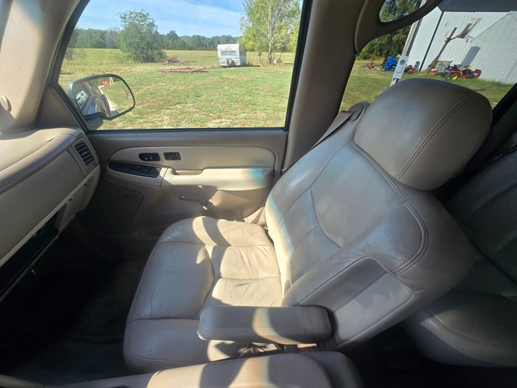 2003-chevrolet-suburban-image-34