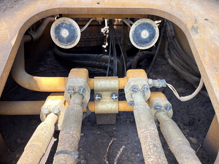 2019-caterpillar-352f-image-25
