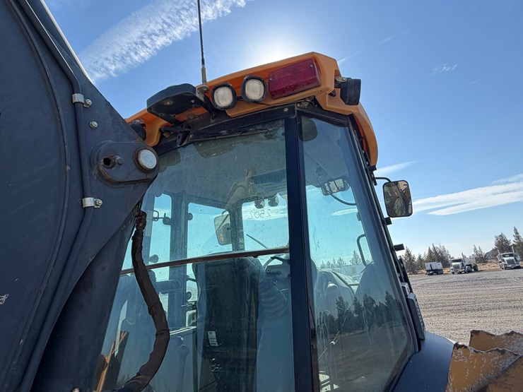 2017-deere-410l-image-36