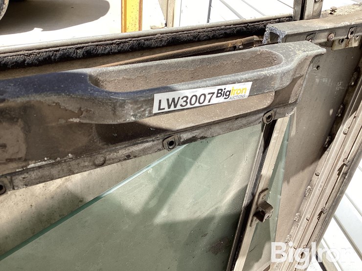 kenworth-driver-side-bottom-handle-latch-door-image-19