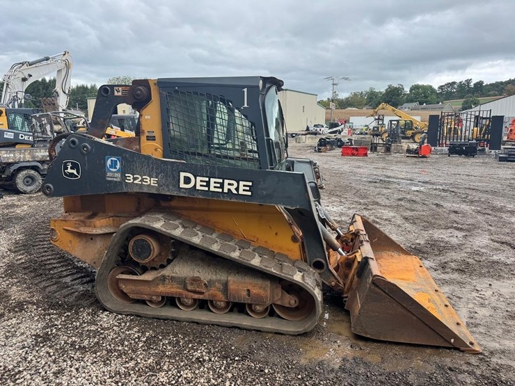 2017-deere-323e-image-7