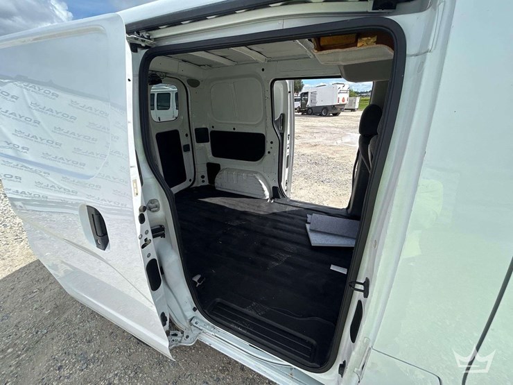 2014-nissan-nv200-image-11