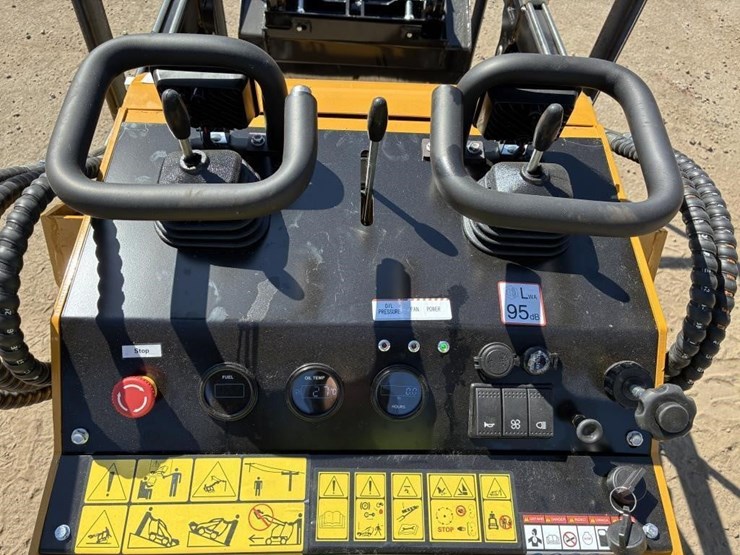 2026-agt-mx-crt23-skid-steer-image-10