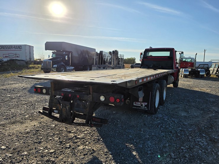 2006-freightliner-m2-106-image-13