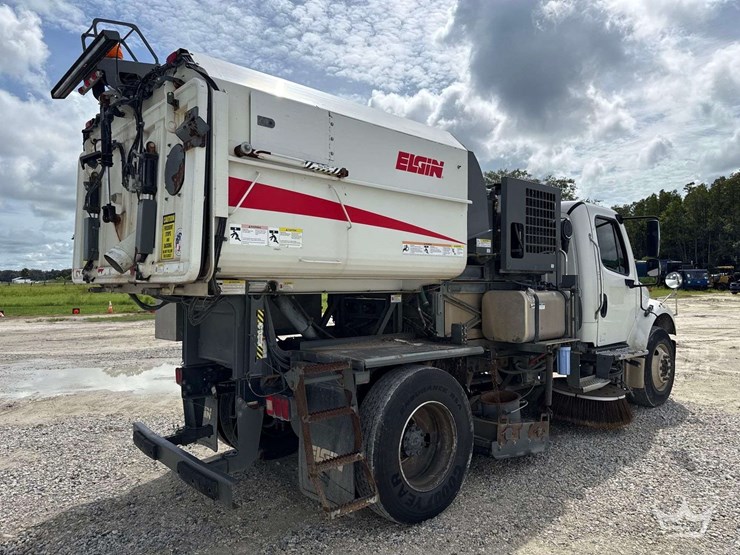 2019-freightliner-m2-106-image-3