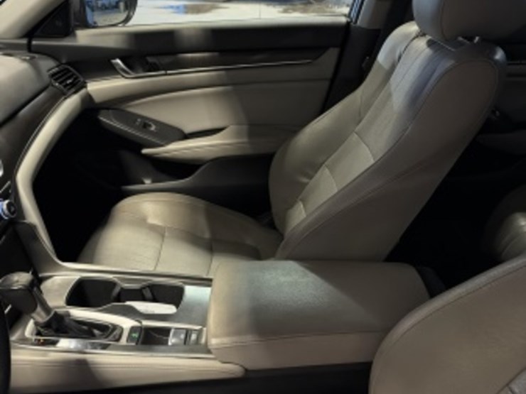 2018-honda-accord-sdn-image-21