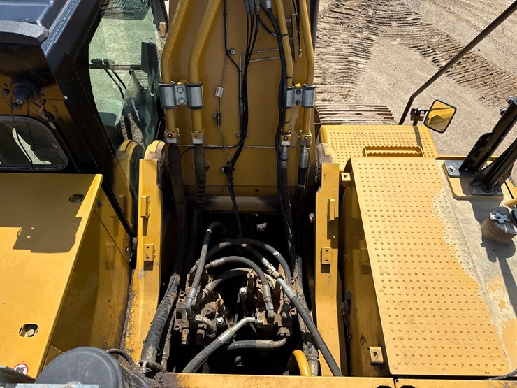 2019-caterpillar-352f-image-35
