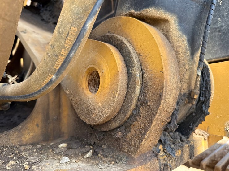 2019-caterpillar-352f-image-28