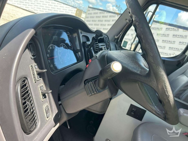2015-freightliner-m2-106-image-13
