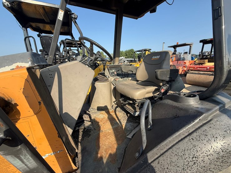 #2486-•-2015-case-570nep-skip-loader-image-54