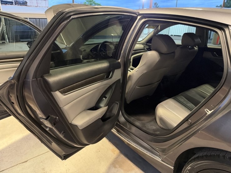 2018-honda-accord-sdn-image-25