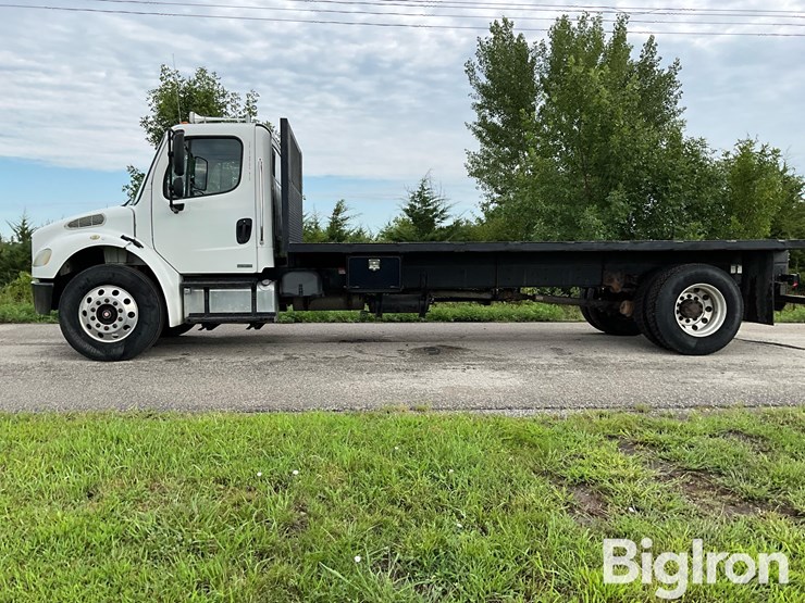 2005-freightliner-m2-106-image-8