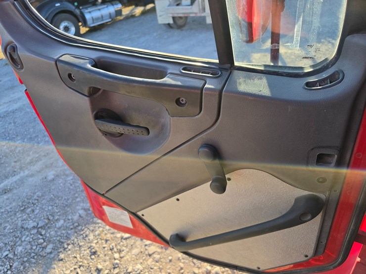 2006-freightliner-m2-106-image-65