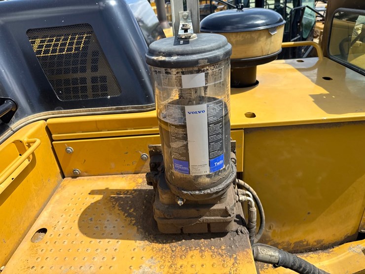 2019-caterpillar-352f-image-46