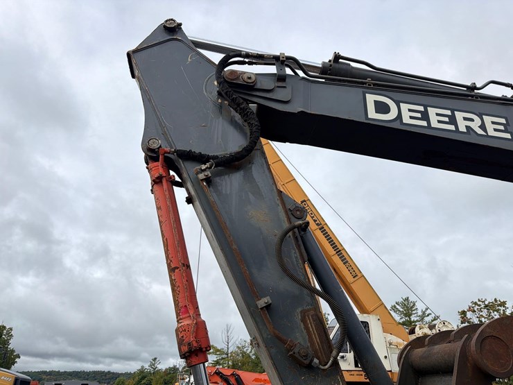 deere-225d-lc-image-21