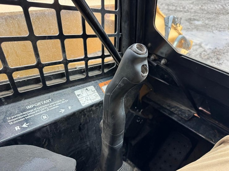 john-deere-325-image-21