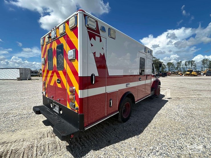 2015-freightliner-m2-106-image-3