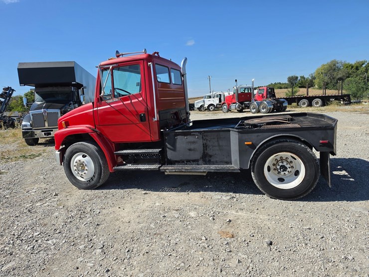 1997-freightliner-fl70-image-8