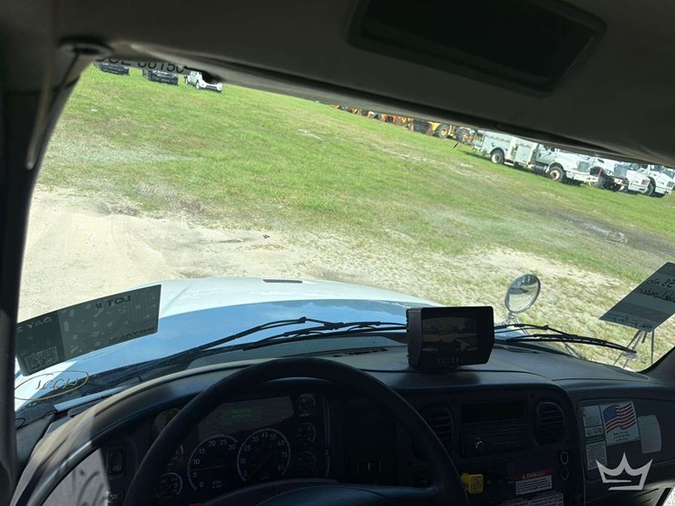 2017-freightliner-m2-106-image-20