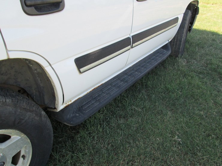 2004-chevrolet-tahoe-image-10