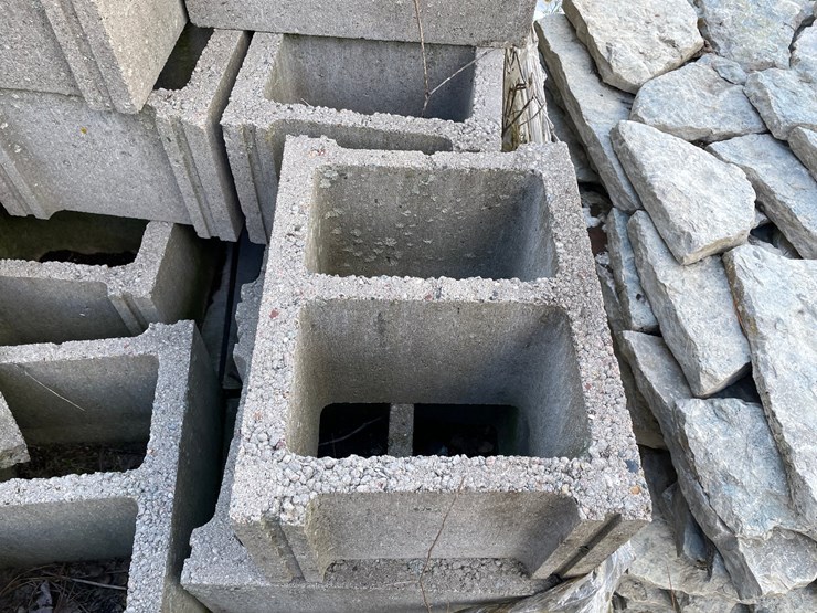 #1628-•-pallet-of-brick-and-pallet-of-concrete-blocks-image-5