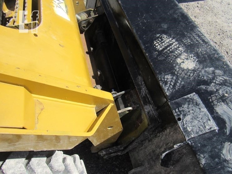 2014-caterpillar-272d-image-3