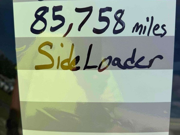 2017-freightliner-m2-106-image-54